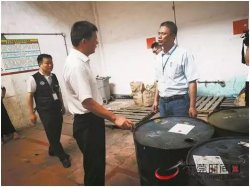 石碣鎮黨委書記親自帶隊開展環保督導行動 現場查封一家企業