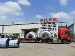 東鴻請來吊車發貨，一天發4車廢氣處理設備，車車都是17.5米大拖頭